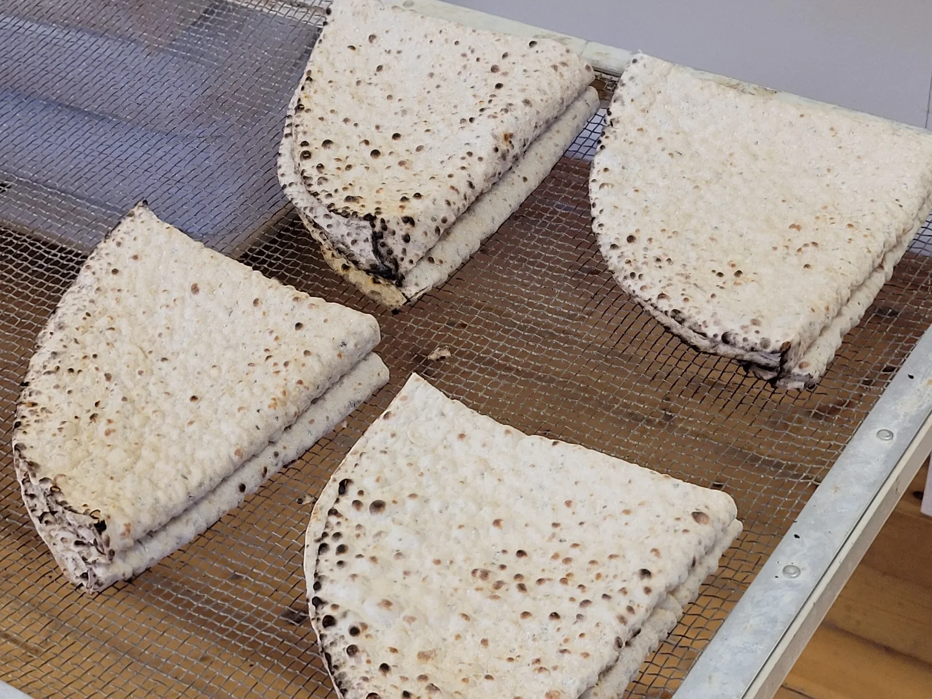 Tunnbröd färskt från ugnen på Nyänge Smak & Bak