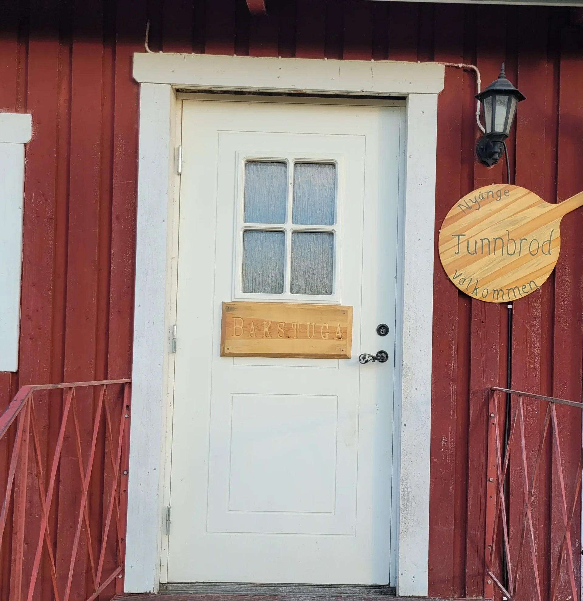 Bakstugan i Nyänge – dörren med tunnbrödsskylt