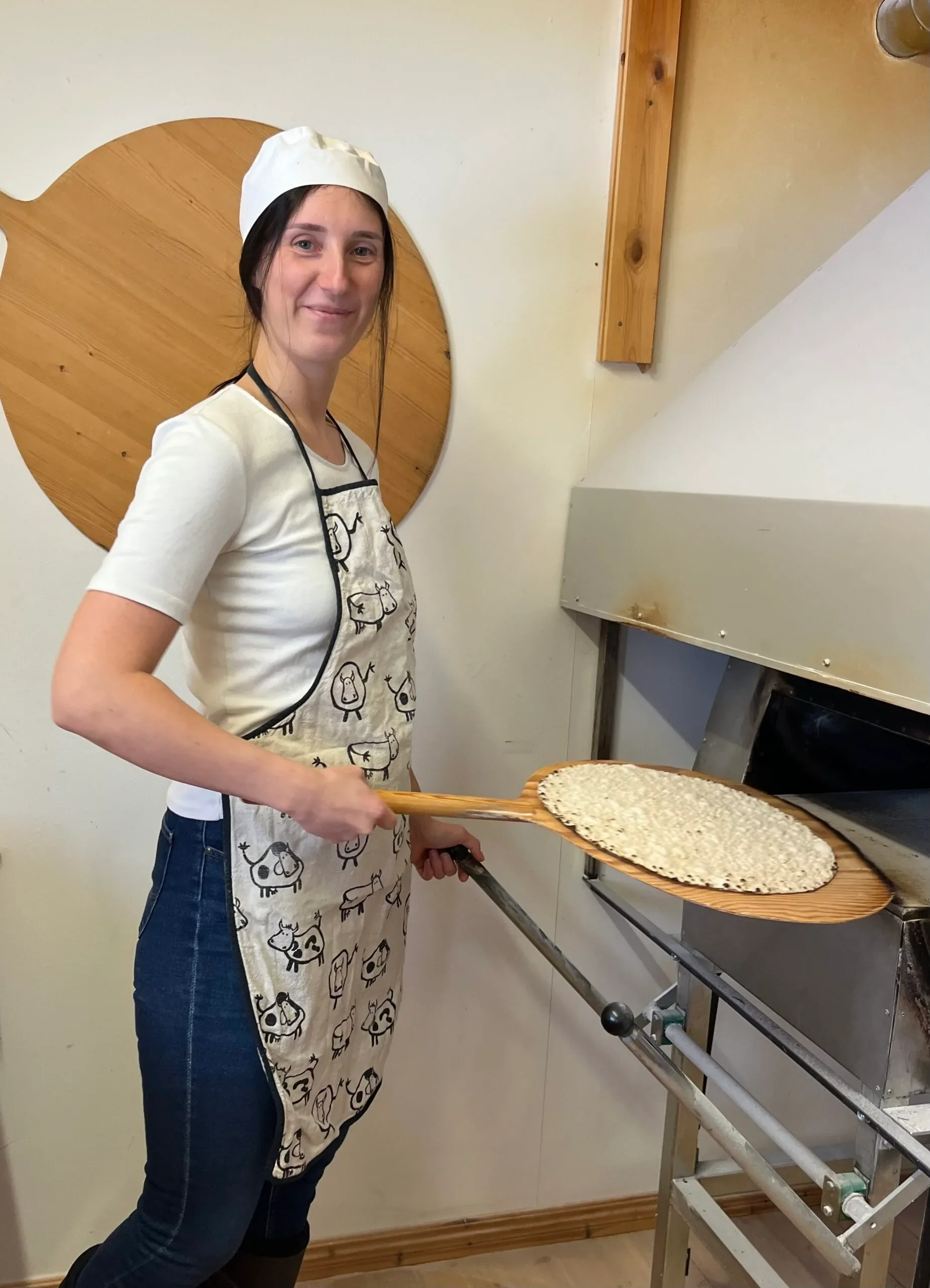 Margaretha bakar tunnbröd i bakstugan på Nyänge